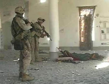 Soldato americano che uccide a sangue freddo un prigioniero ferito